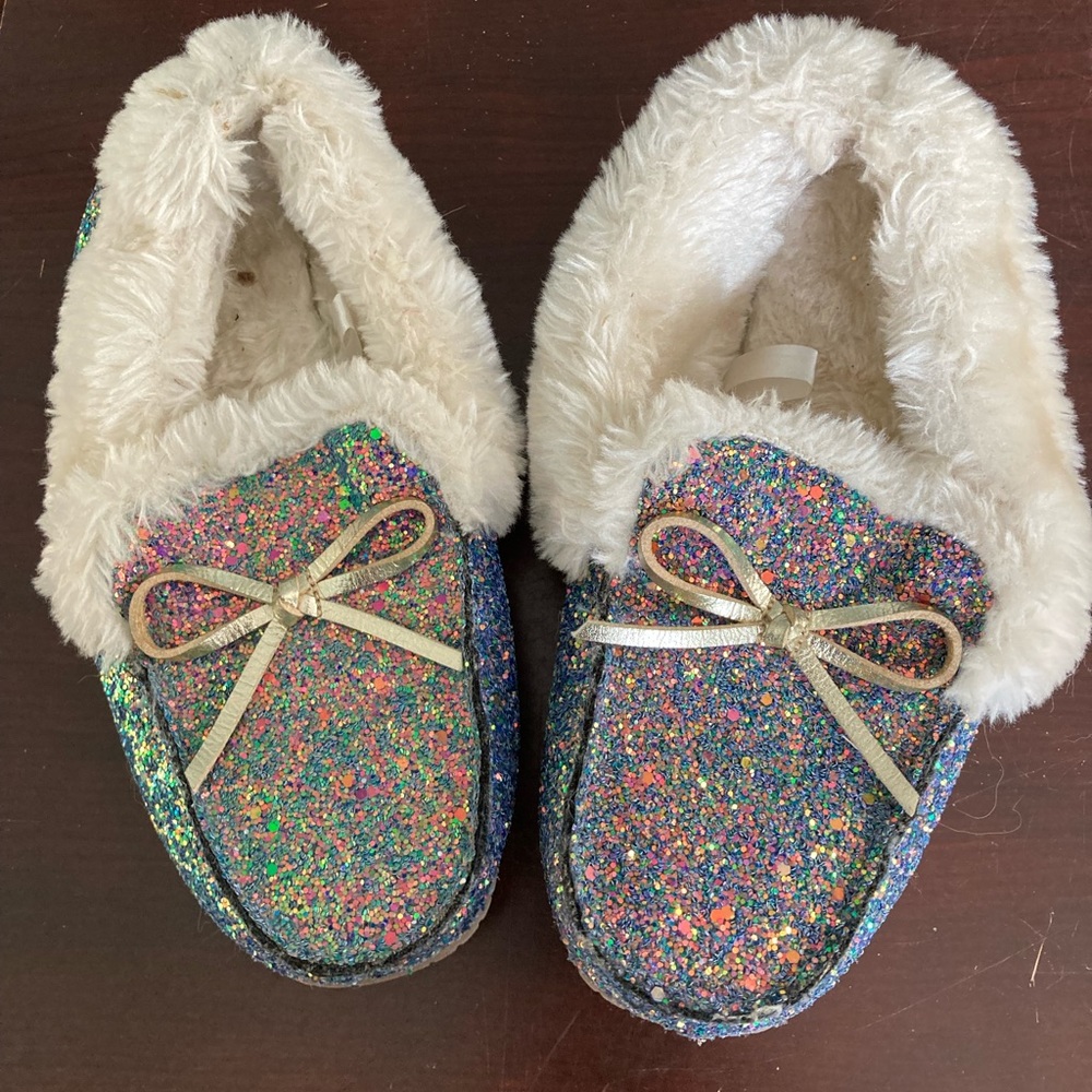 Girls fuzzy glitter slippers size 2/3